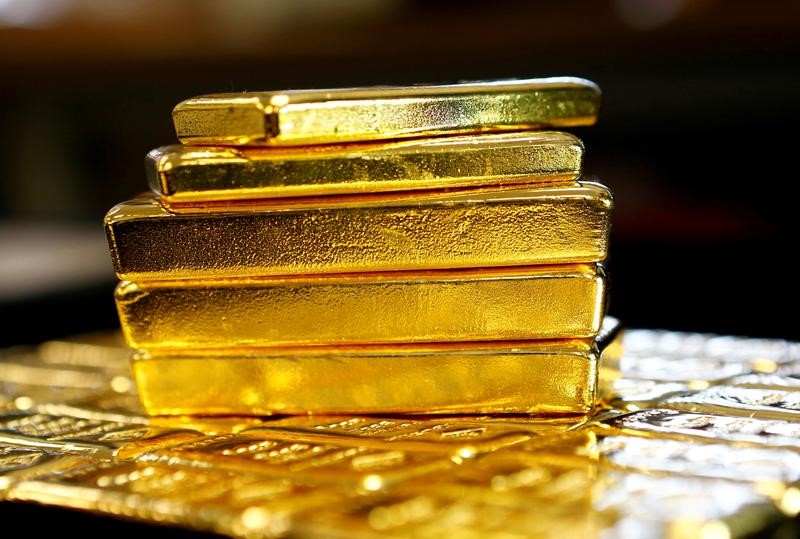 Gold Continues to Fall as Dollar Strengthens by Investing.com