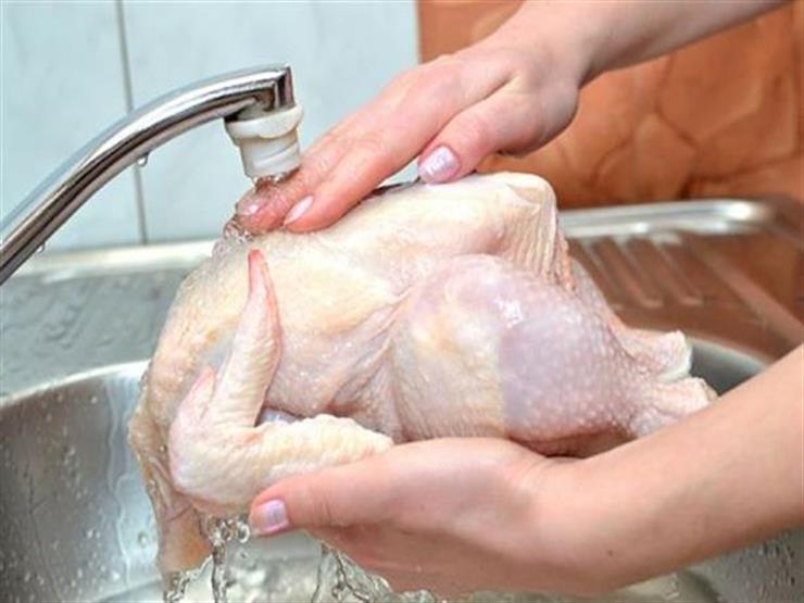 "عادة خاطئة".. لماذا لا يجب غسل الدجاج قبل طهيه؟