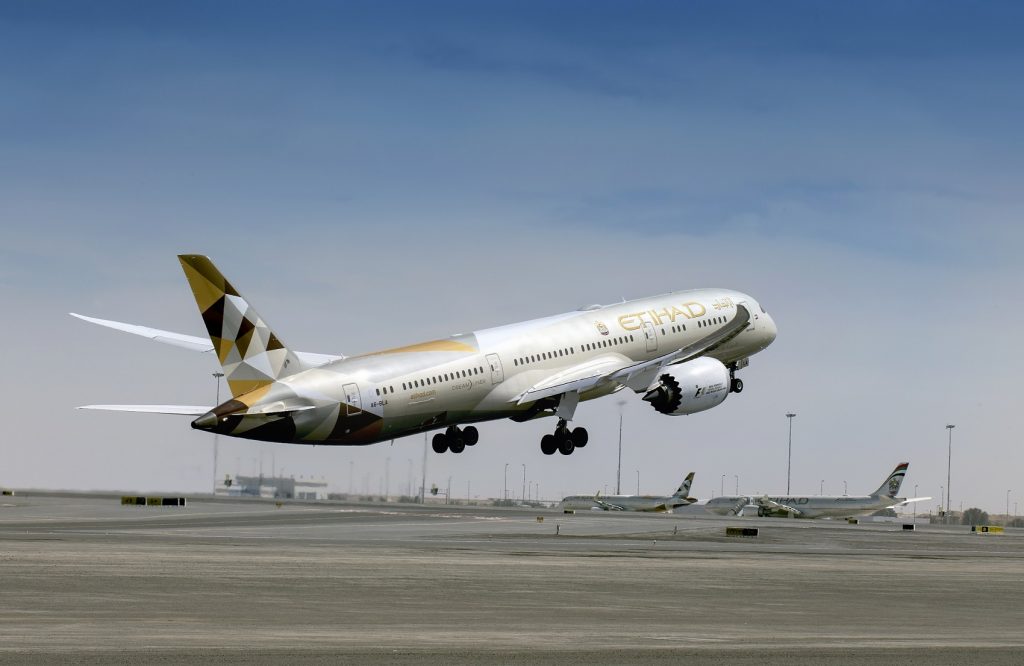 Etihad Airways surprises visitors to Mall of Emirates with 50% discount on tickets