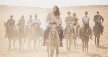 فاريل ويليامز وjr وفنانون عالميون فى مغامرة بالخيول بمنطقة الأهرامات.. صور