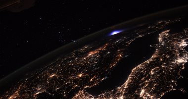 رائد فضاء فرنسى يرصد مشهدا فريدا لوميض أزرق فوق أوروبا.. صور