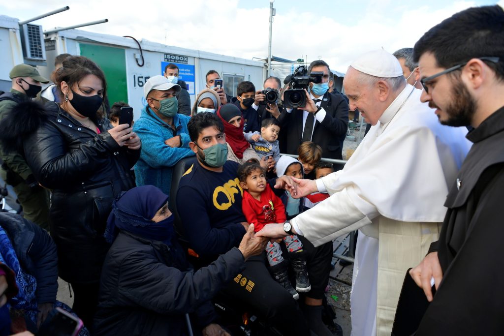 البابا فرنسيس يصل إلى مخيم المهاجرين في جزيرة ليسبوس اليونانية (صور)