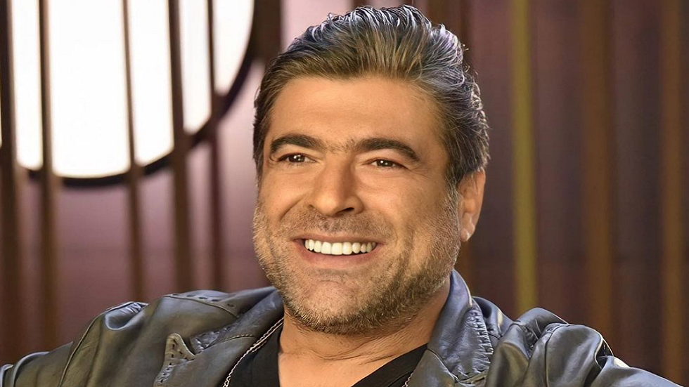 Wael Kfoury's first concert after a car accident, and he apologizes for taking a selfie (video)