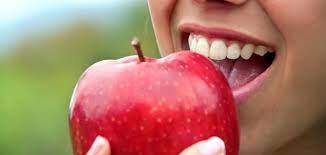 فوائد سحرية لهذه الفواكه والخضروات في علاج التهابات اللثة وتقوية الأسنان