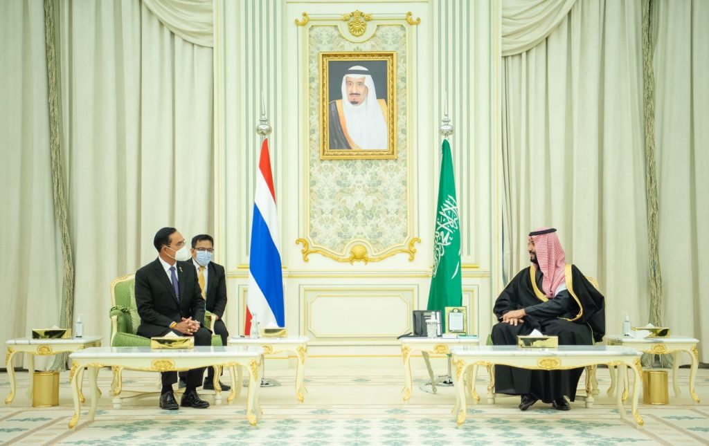 شاهد.. ولي عهد السعودية يستقبل رئيس وزراء تايلاند وسط استمرار أزمة المجوهرات المسروقة