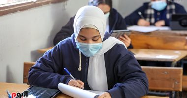 طلاب أولى ثانوى يبدأون امتحان الكيمياء ورقيا فى المدارس وسط إجراءات وقائية
