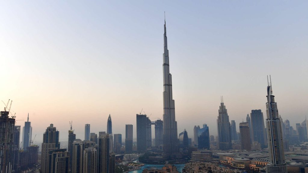 Thunder crashes on top of Burj Khalifa in Dubai ... Video
