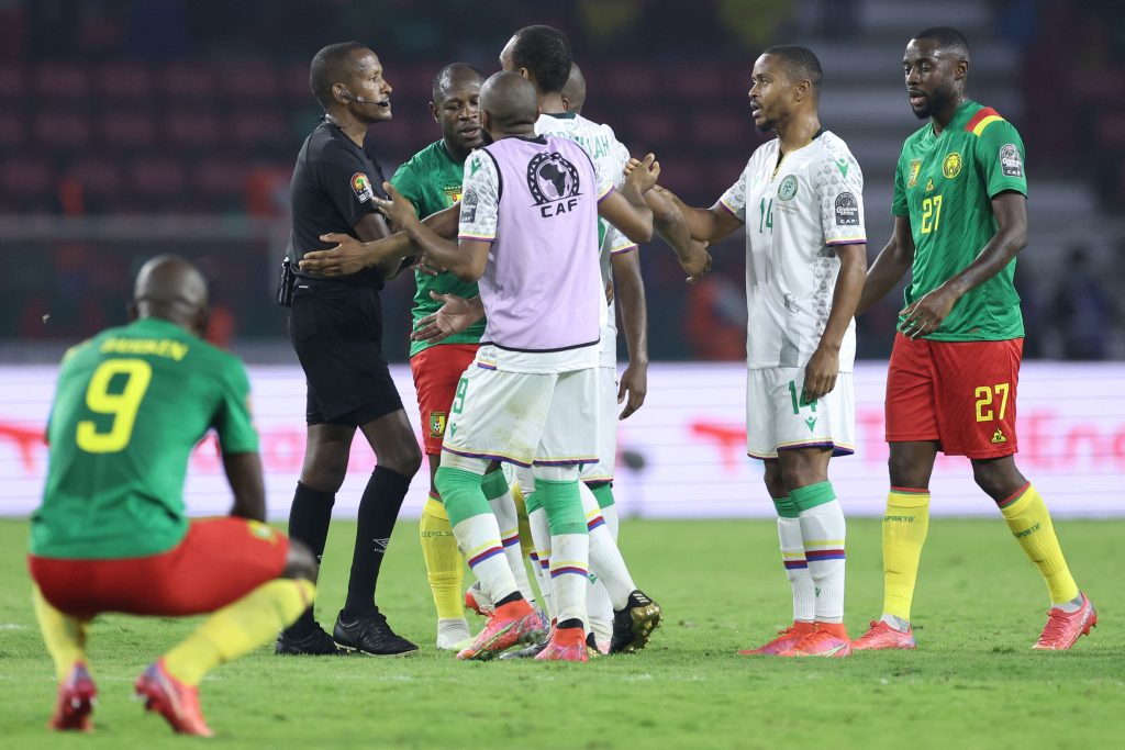 With ten players, without a goalkeeper .. Cameroon lost to Cameroon with honor
