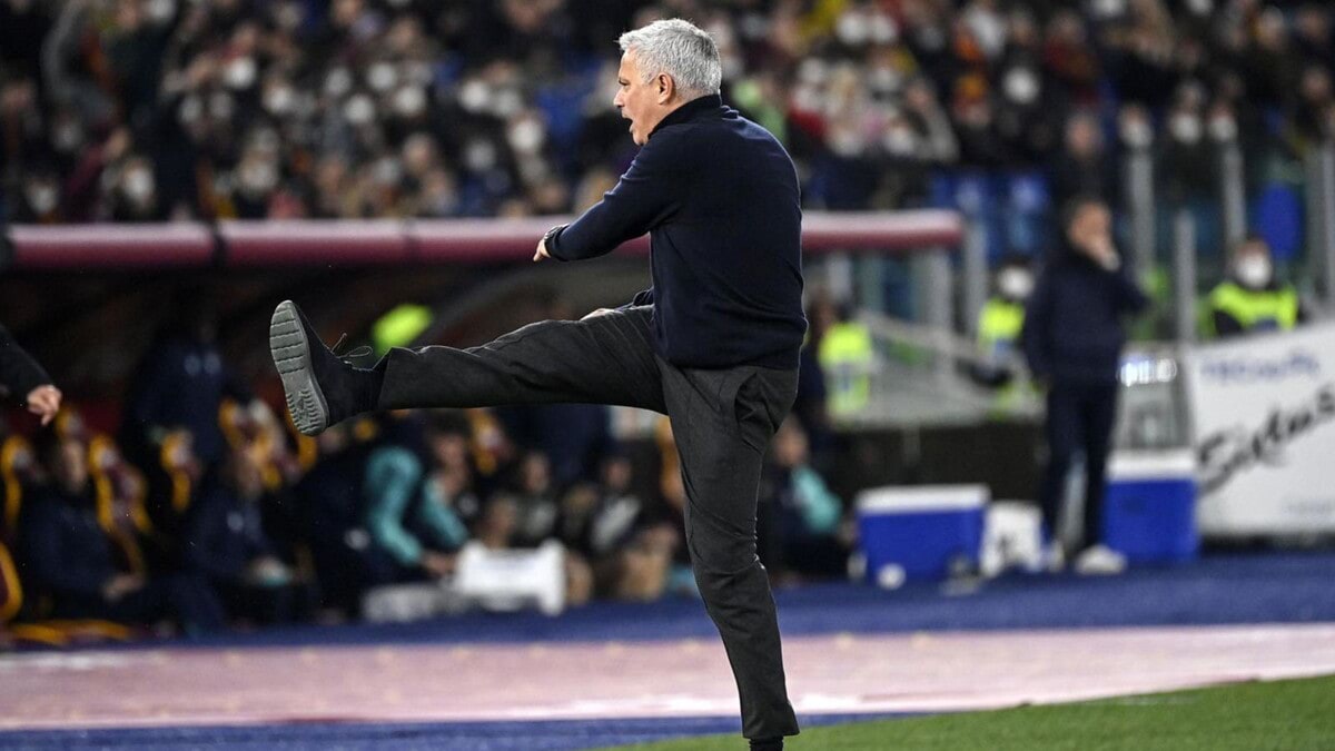 Mourinho kicks off Roma fans (video)
