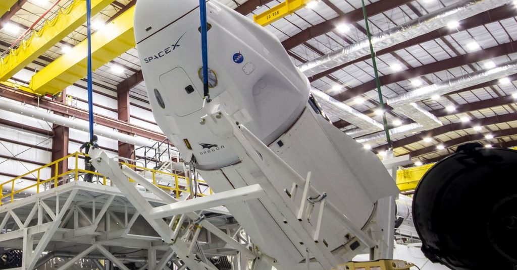 سبيس إكس تعلق إنتاج مركبة فضائية جديدة من طراز كرو دراجون