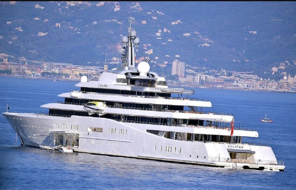 Boat for Russian billionaire Abramovich escapes barricades and docks in Turkey