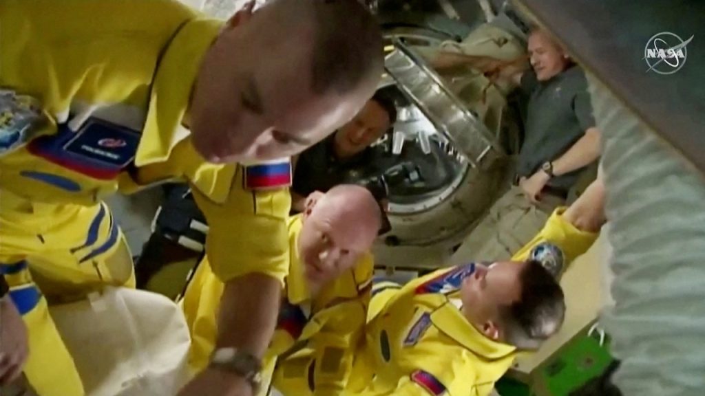 Russia mocks news about yellow-clad astronauts in support of Ukraine!
