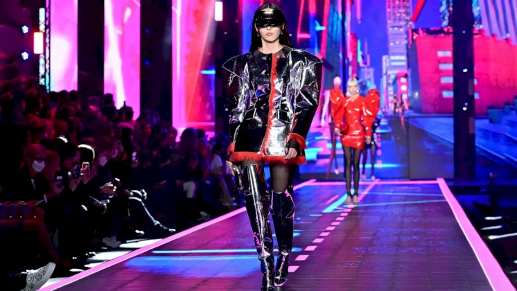 Share, cropped tops and shoulder pads are the main fashion trends in Milan's catwalks.
