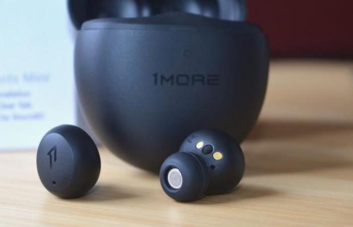Take a look at the world's smallest and lightest wireless headphones
