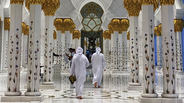 In the light of redemption .. UAE prepares mosques and churches for Eid al-Fitr prayers.