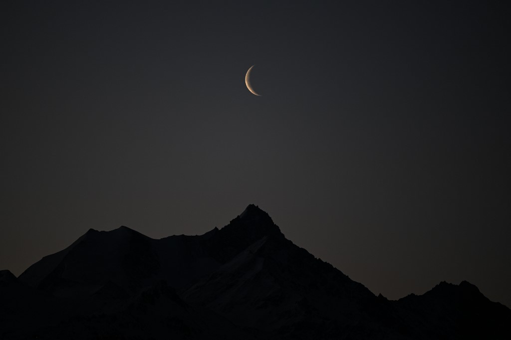 Saudi Arabia examines the crescent of Ramadan .. and the astronomer says his word