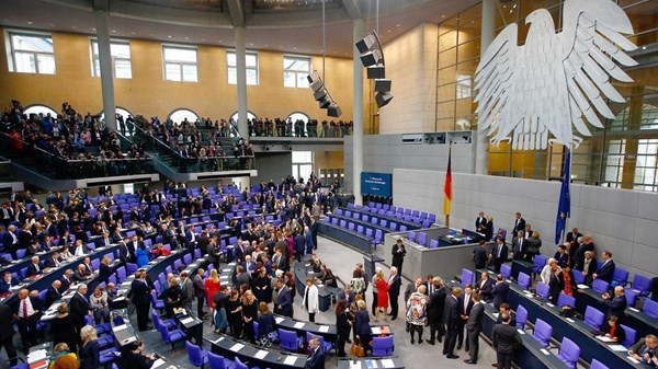 The German parliament voted in favor of providing Ukraine with heavy weapons