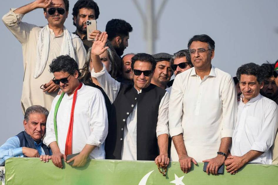 Imran Khan has given the government six days to approve the early elections