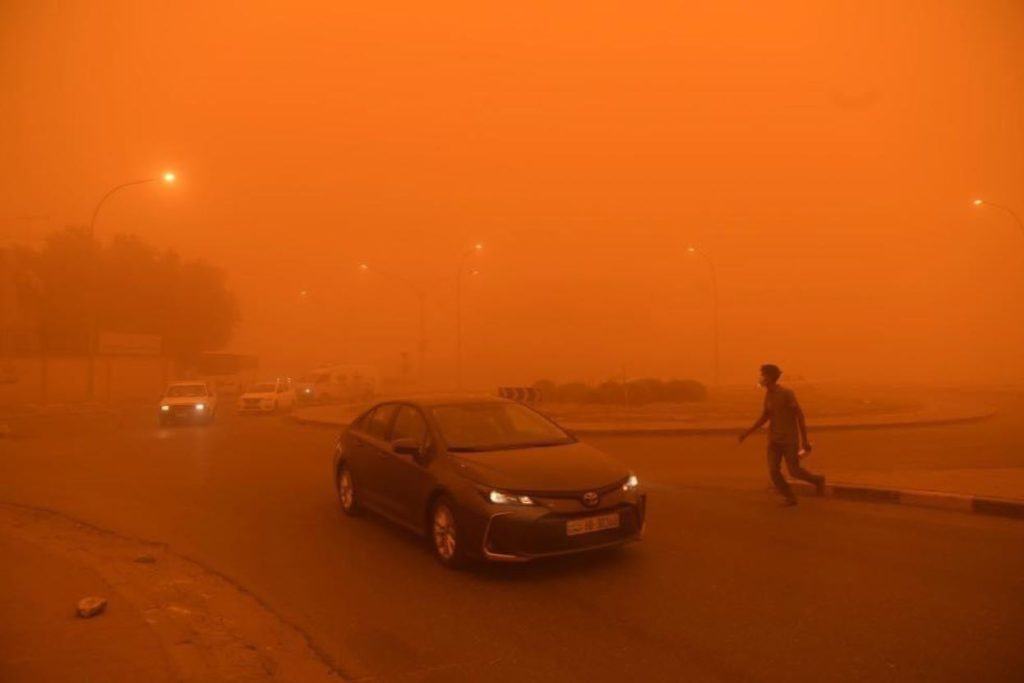 Watch the dust storm in residential areas of Kuwait «Video