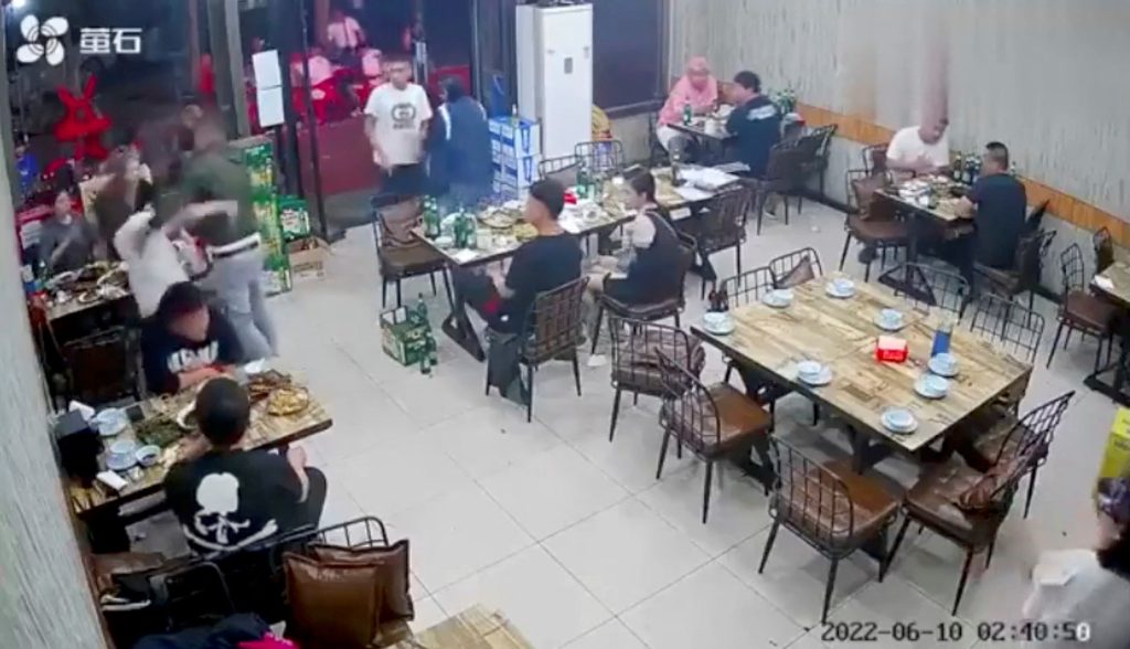A man assaults a woman at a restaurant in the northeastern city of Tangshan