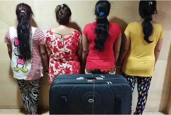 The signs of the bell will inevitably appear.. 4 very beautiful women arrested for indecency pasting the logo at a health club in Akusa!  (shocking details)