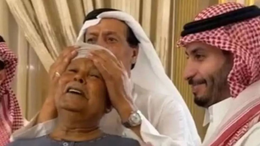Videos and photos - Saudi Arabians give farewell party to Egyptian worker after 40 years of work.. kiss his head and hands!