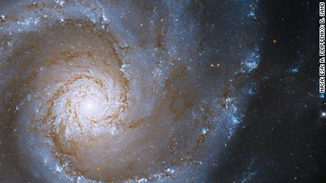 A giant spiral designed by Hubble to spy on the heart of a galaxy