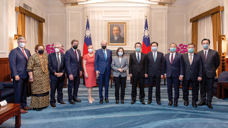 Members of the American Parliament meet with the president of Taiwan.. China is conducting new military exercises