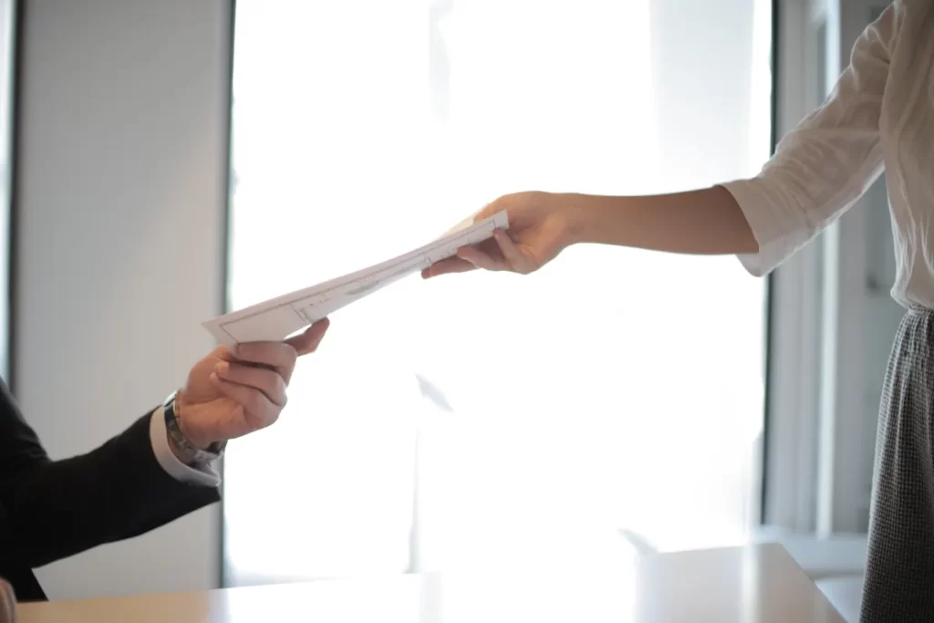 Can UAE workers combine compensatory leave with annual leave? combining compensatory leave with annual leave