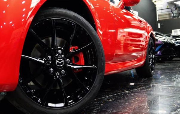 How to Restore Premium Car Paint in Dubai Without Compromising the Factory Finish